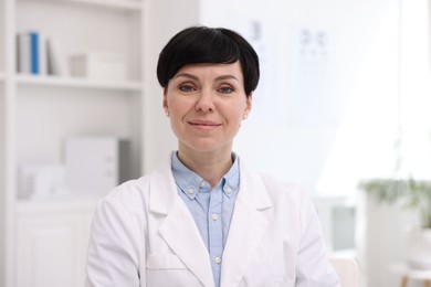 Photo of Portrait of professional ophthalmologist wearing uniform in clinic