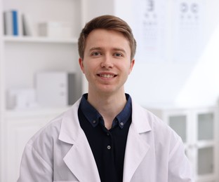 Photo of Portrait of professional ophthalmologist wearing uniform in clinic