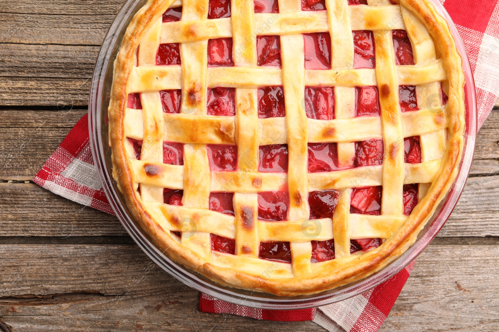 Tasty strawberry pie on wooden table, top view Photo of Tasty strawberry pie on wooden table, top view