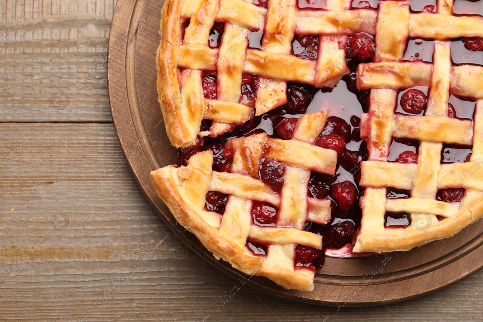 Tasty cut cherry pie on wooden table, top view Photo of Tasty cut cherry pie on wooden table, top view