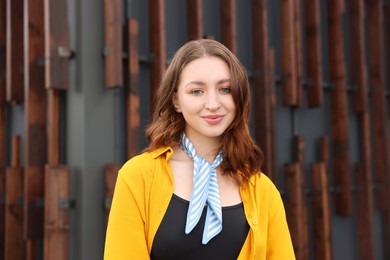 Photo of Portrait of teenage girl near building outdoors