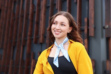 Photo of Portrait of teenage girl near building outdoors