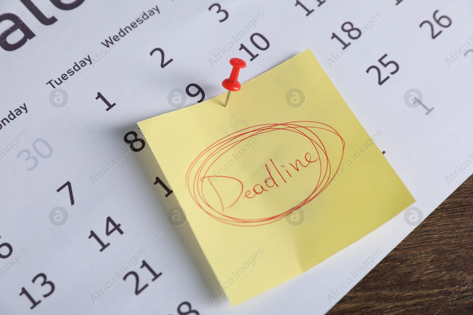 Photo of Sticky note with word Deadline and calendar on wooden table, closeup