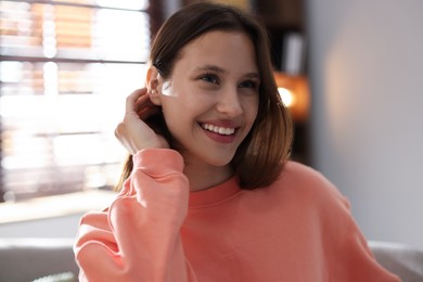 Photo of Portrait of smiling teenage girl at home