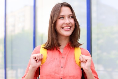 Photo of Portrait of smiling teenage girl near building outdoors