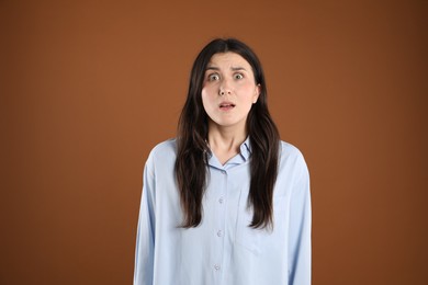 Photo of Portrait of shocked woman on brown background