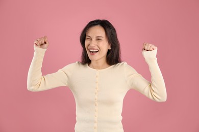 Photo of Portrait of surprised woman on pink background