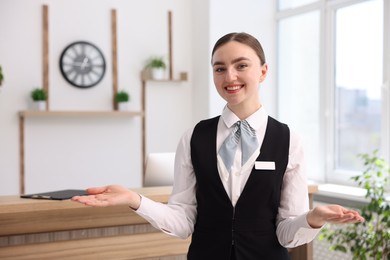 Photo of Portrait of smiling receptionist in uniform in hotel