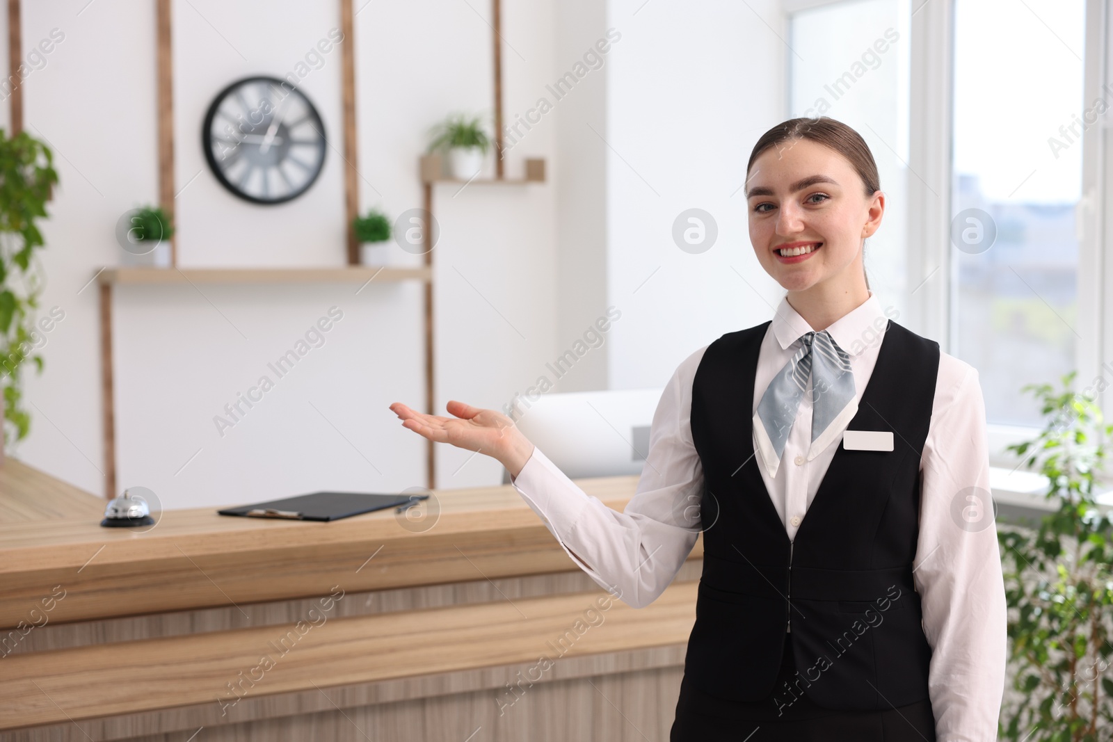 Photo of Portrait of smiling receptionist in uniform in hotel