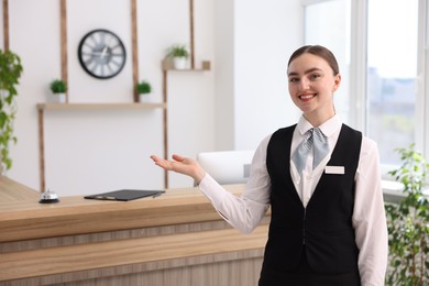 Photo of Portrait of smiling receptionist in uniform in hotel