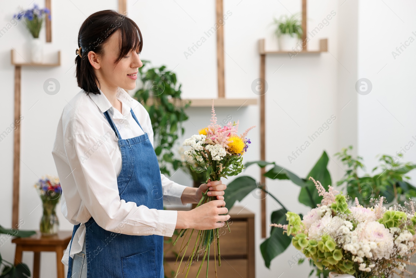 Florist making bouquet of flowers in shop Photo of Florist making bouquet of flowers in shop