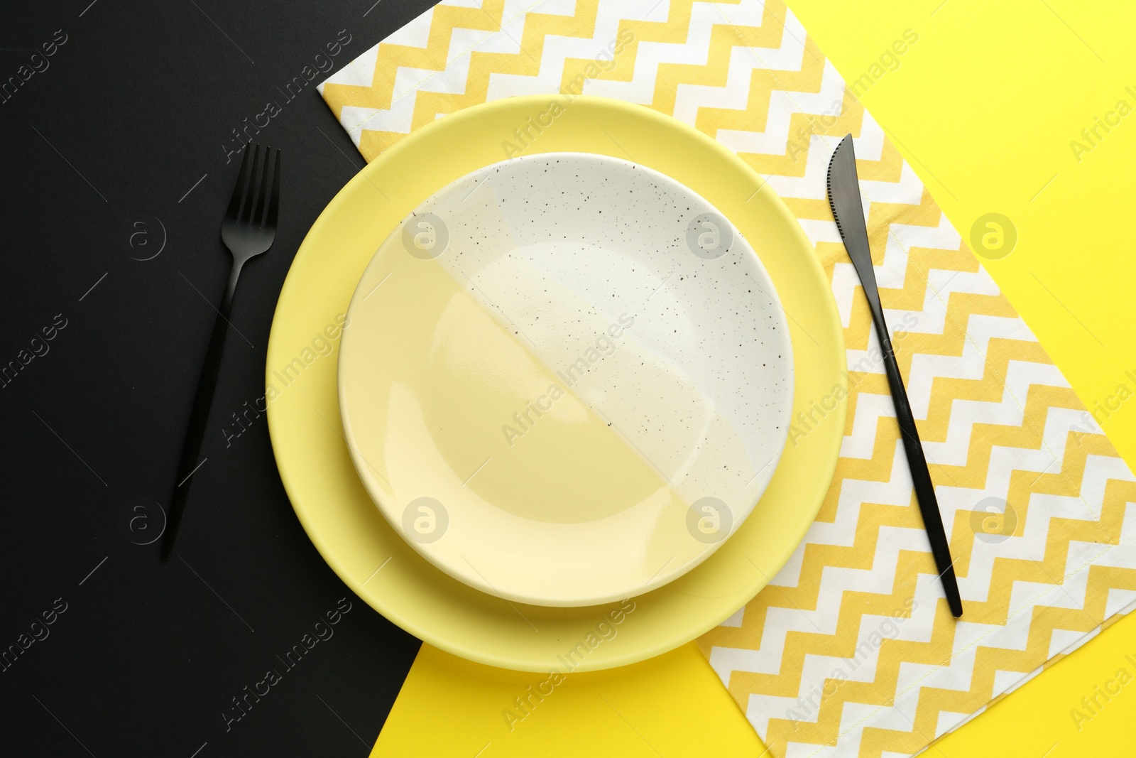 Stylish plates, cutlery and napkin on color background, flat lay Photo of Stylish plates, cutlery and napkin on color background, flat lay