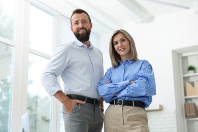 Photo of Portrait of smiling business partners in office, low angle view