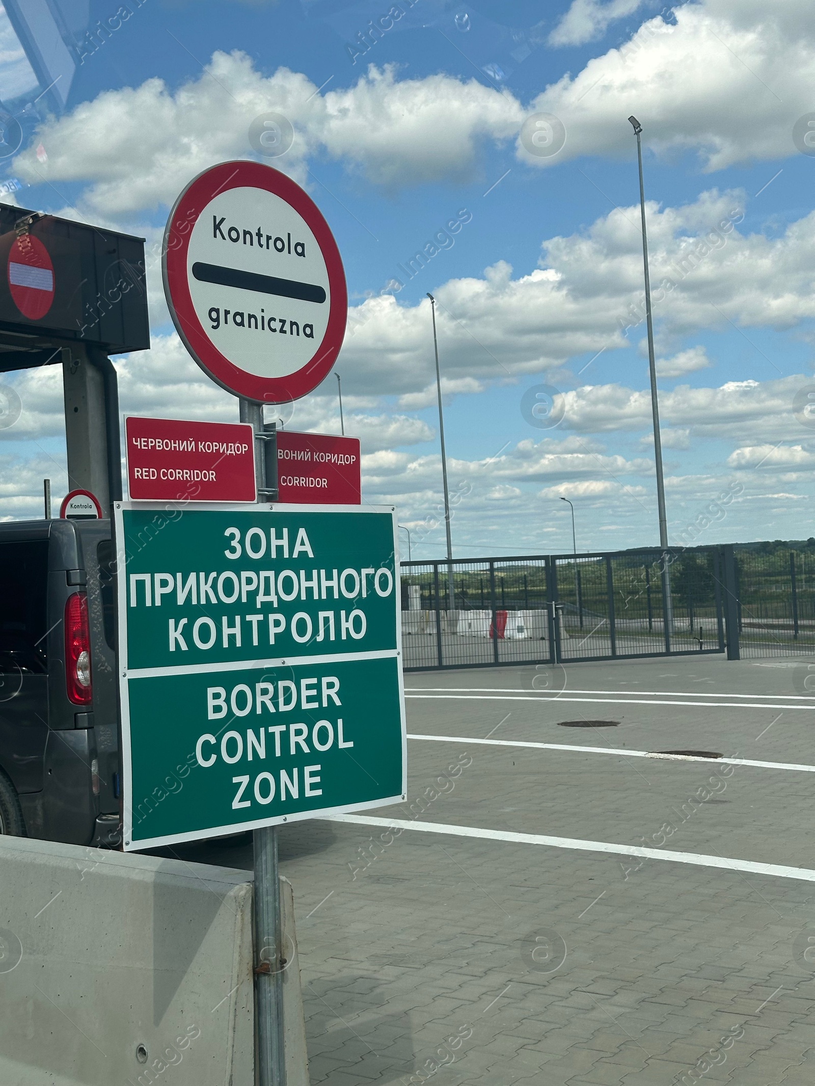 Malhowice-Nyzhankovychi, Ukraine, Poland - June 21, 2025: Border checkpoint with signs at Polish-Ukrainian crossing Photo of Malhowice-Nyzhankovychi, Ukraine, Poland - June 21, 2025: Border checkpoint with signs at Polish-Ukrainian crossing