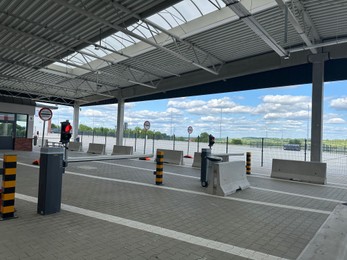 Photo of Malhowice-Nyzhankovychi, Ukraine, Poland - June 21, 2025: Vehicle barrier and traffic lights at Polish-Ukrainian border crossing checkpoint