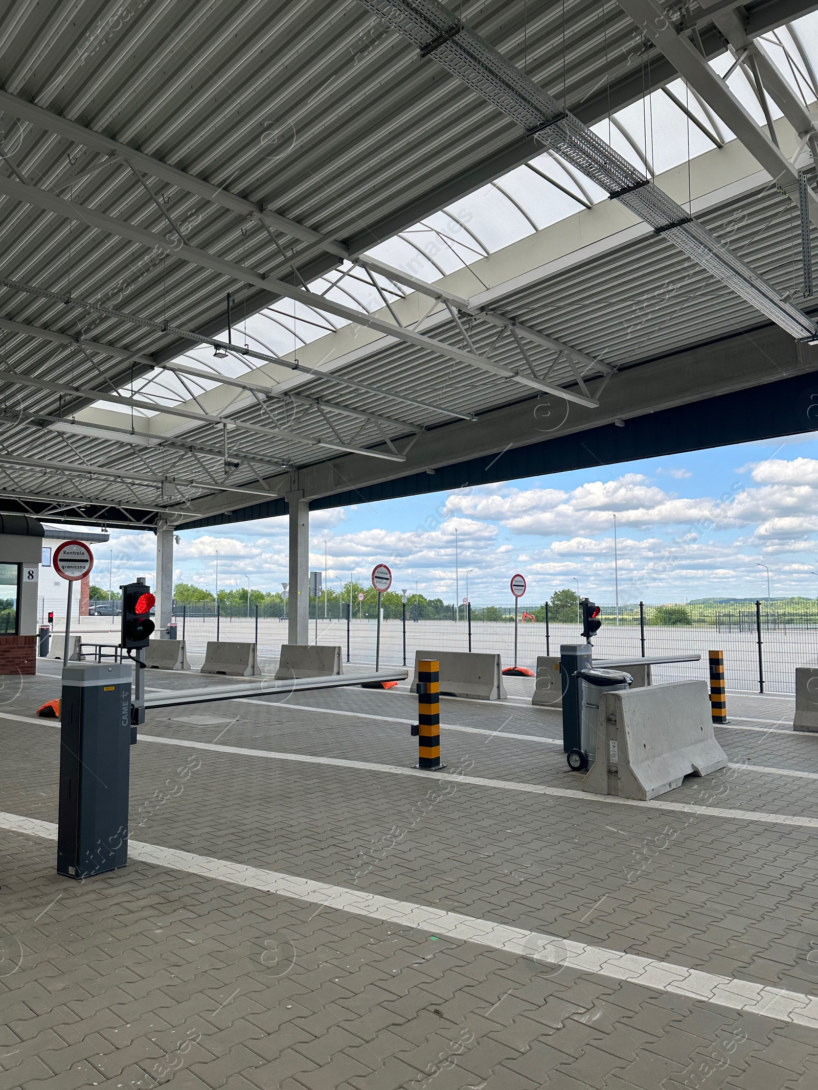 Malhowice-Nyzhankovychi, Ukraine, Poland - June 21, 2025: Vehicle barrier and traffic lights at Polish-Ukrainian border crossing checkpoint Photo of Malhowice-Nyzhankovychi, Ukraine, Poland - June 21, 2025: Vehicle barrier and traffic lights at Polish-Ukrainian border crossing checkpoint
