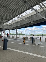 Photo of Malhowice-Nyzhankovychi, Ukraine, Poland - June 21, 2025: Vehicle barrier and traffic lights at Polish-Ukrainian border crossing checkpoint