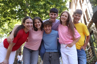 Photo of Portrait of happy teenage friends together outdoors. low angle view