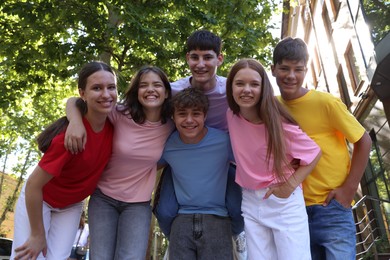 Photo of Portrait of happy teenage friends together outdoors. low angle view
