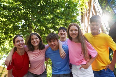 Photo of Portrait of happy teenage friends together outdoors. low angle view