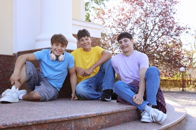 Photo of Portrait of happy teenage friends together outdoors