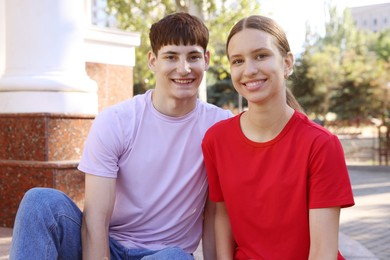 Photo of Portrait of happy teenage friends together outdoors