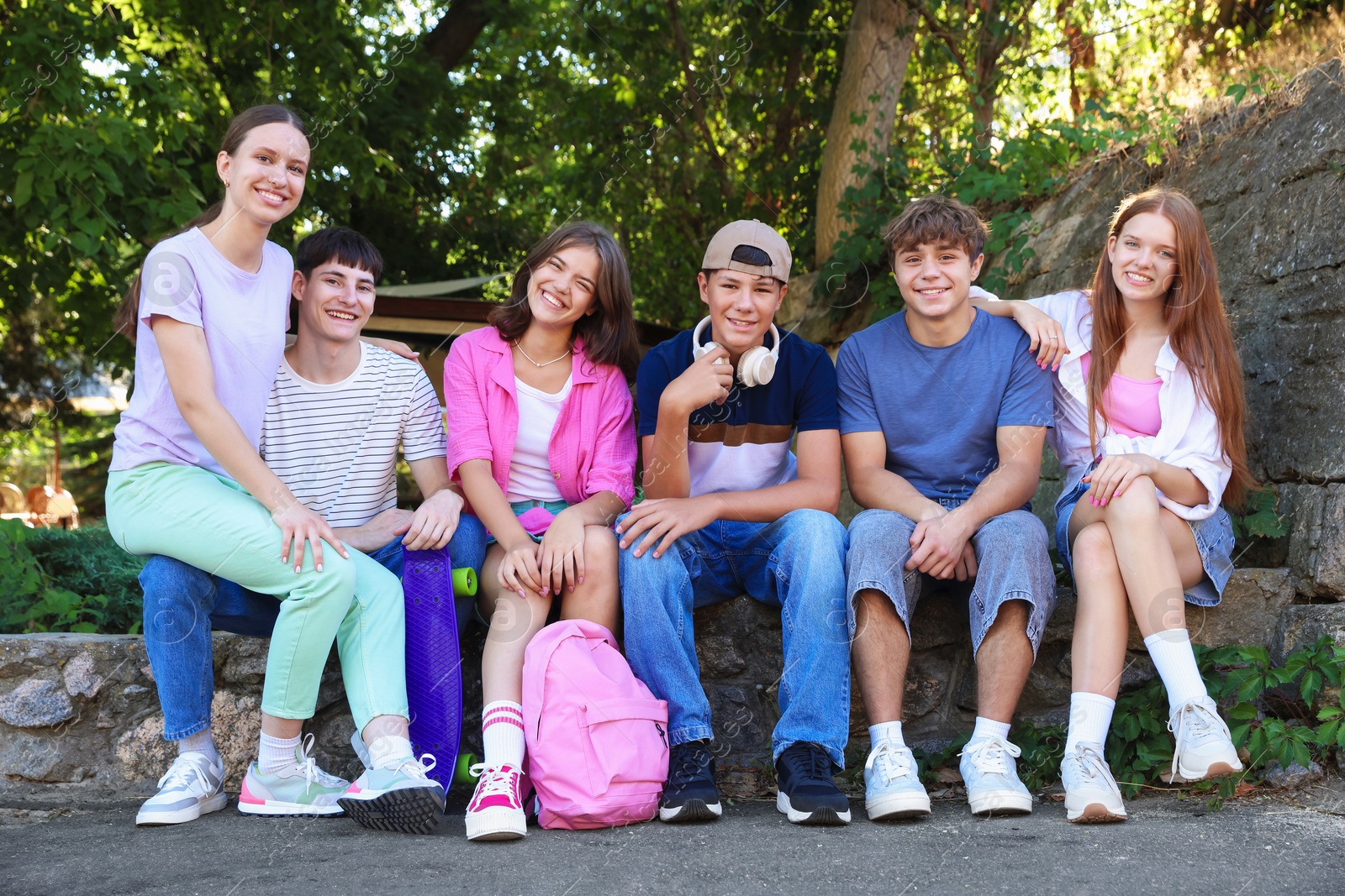 Photo of Portrait of happy teenage friends together outdoors