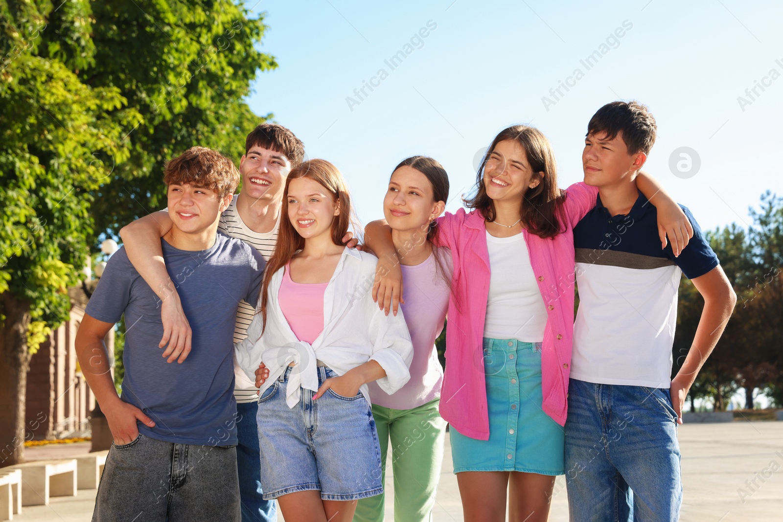 Photo of Portrait of happy teenage friends together outdoors