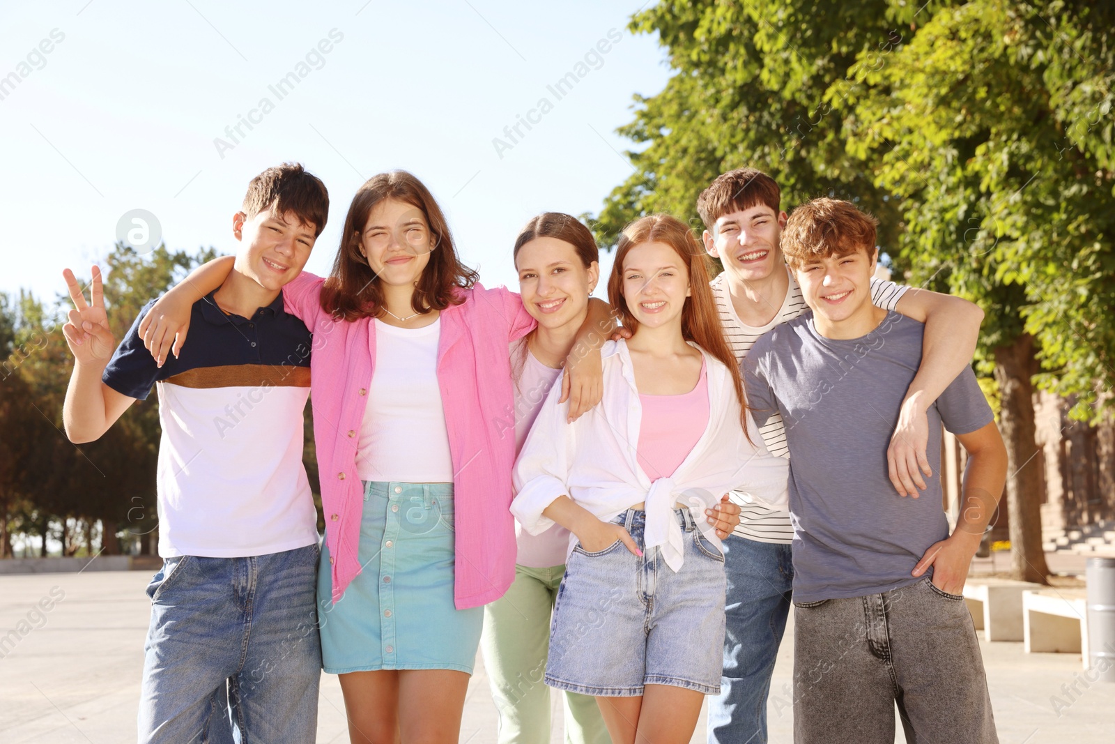 Photo of Portrait of happy teenage friends together outdoors