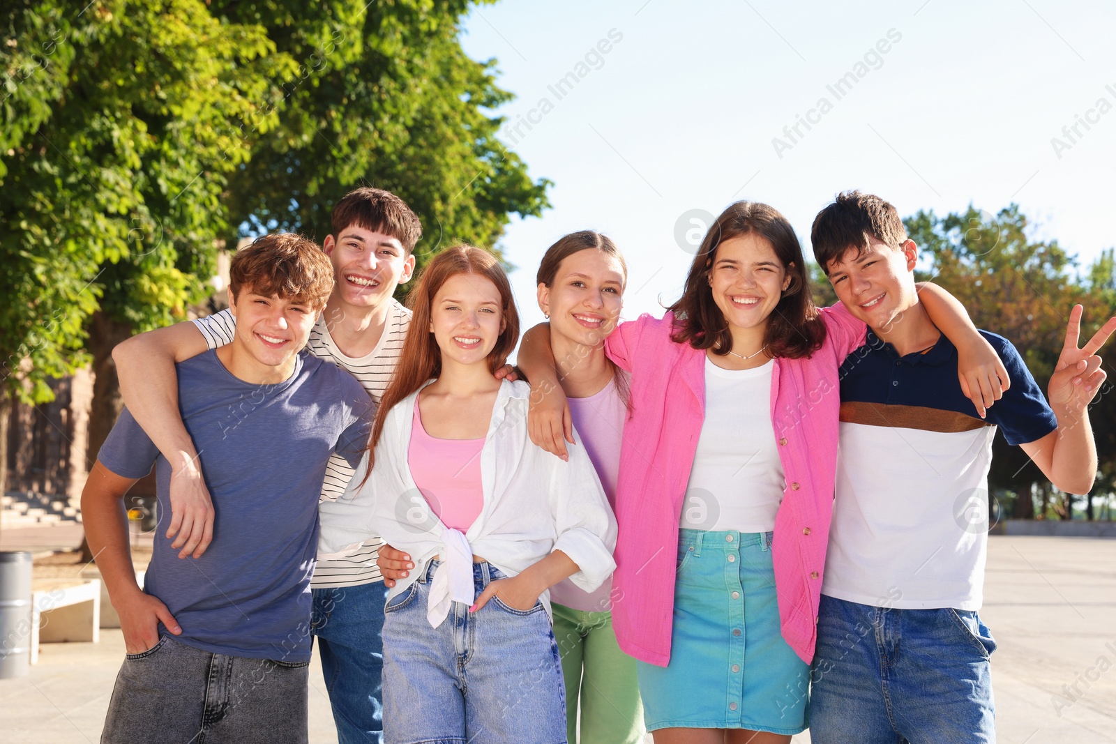 Photo of Portrait of happy teenage friends together outdoors