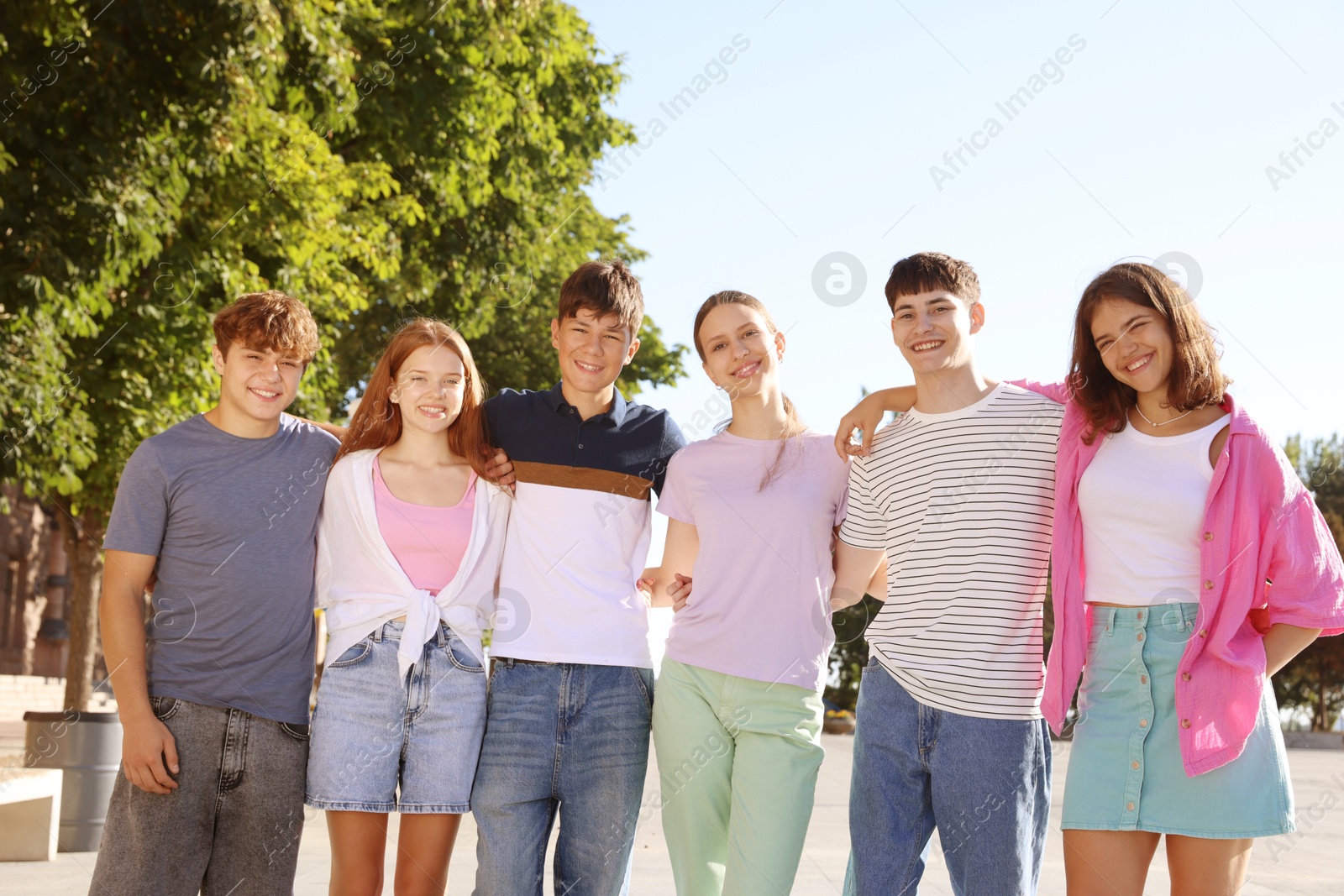 Photo of Portrait of happy teenage friends together outdoors