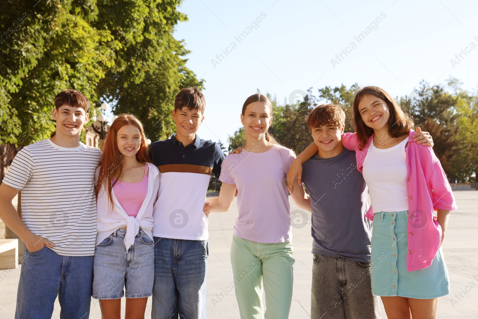 Photo of Portrait of happy teenage friends together outdoors