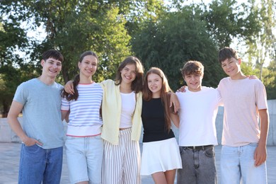 Photo of Portrait of happy teenage friends together outdoors