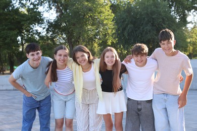 Photo of Portrait of happy teenage friends together outdoors