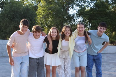 Photo of Portrait of happy teenage friends together outdoors