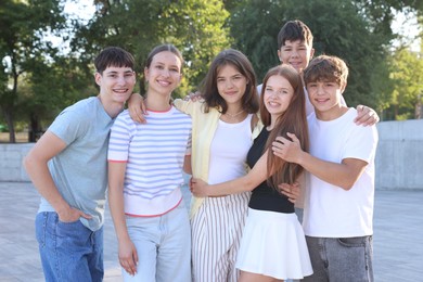 Photo of Portrait of happy teenage friends together outdoors