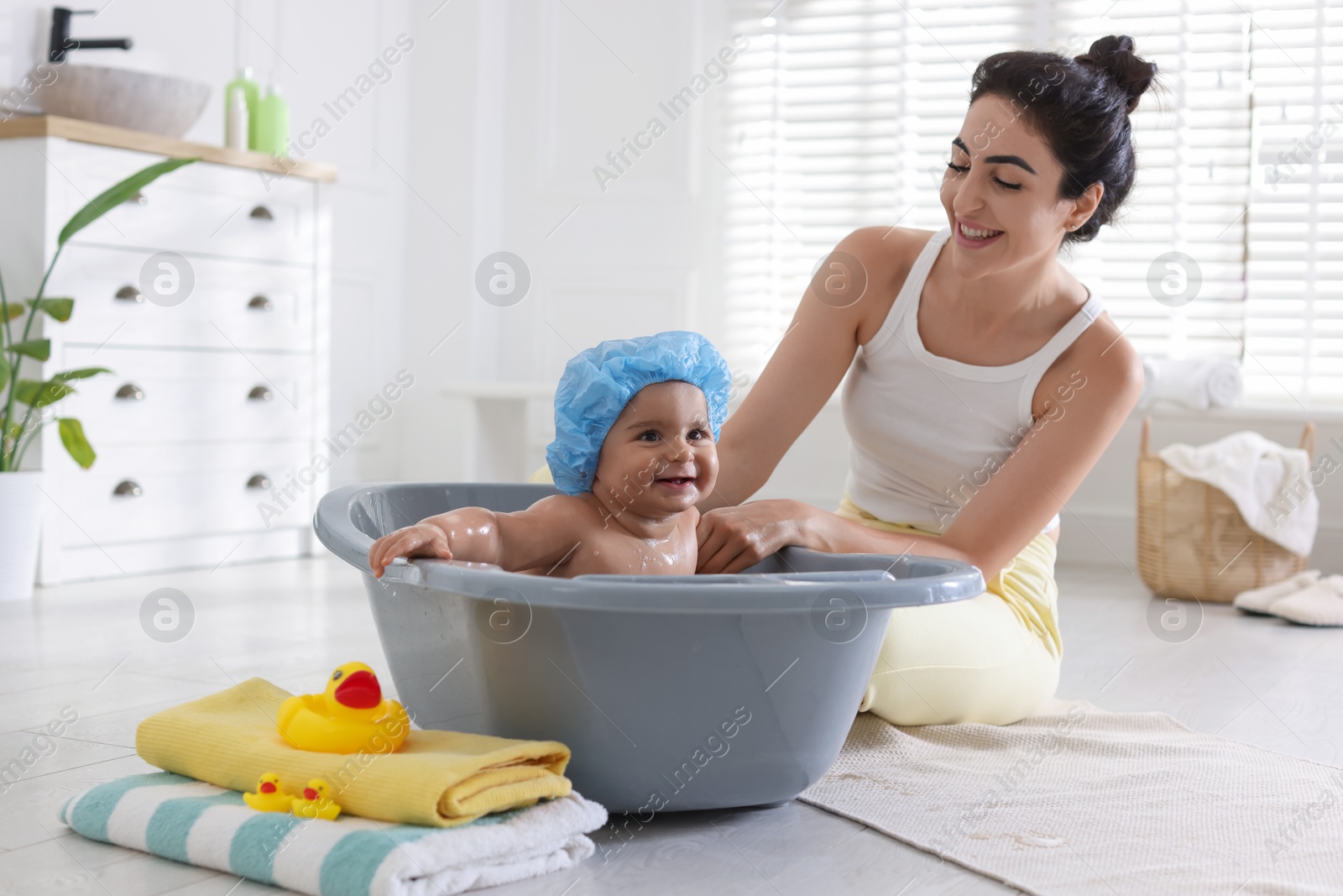Mom giving bath to her little baby at home Photo of Mom giving bath to her little baby at home