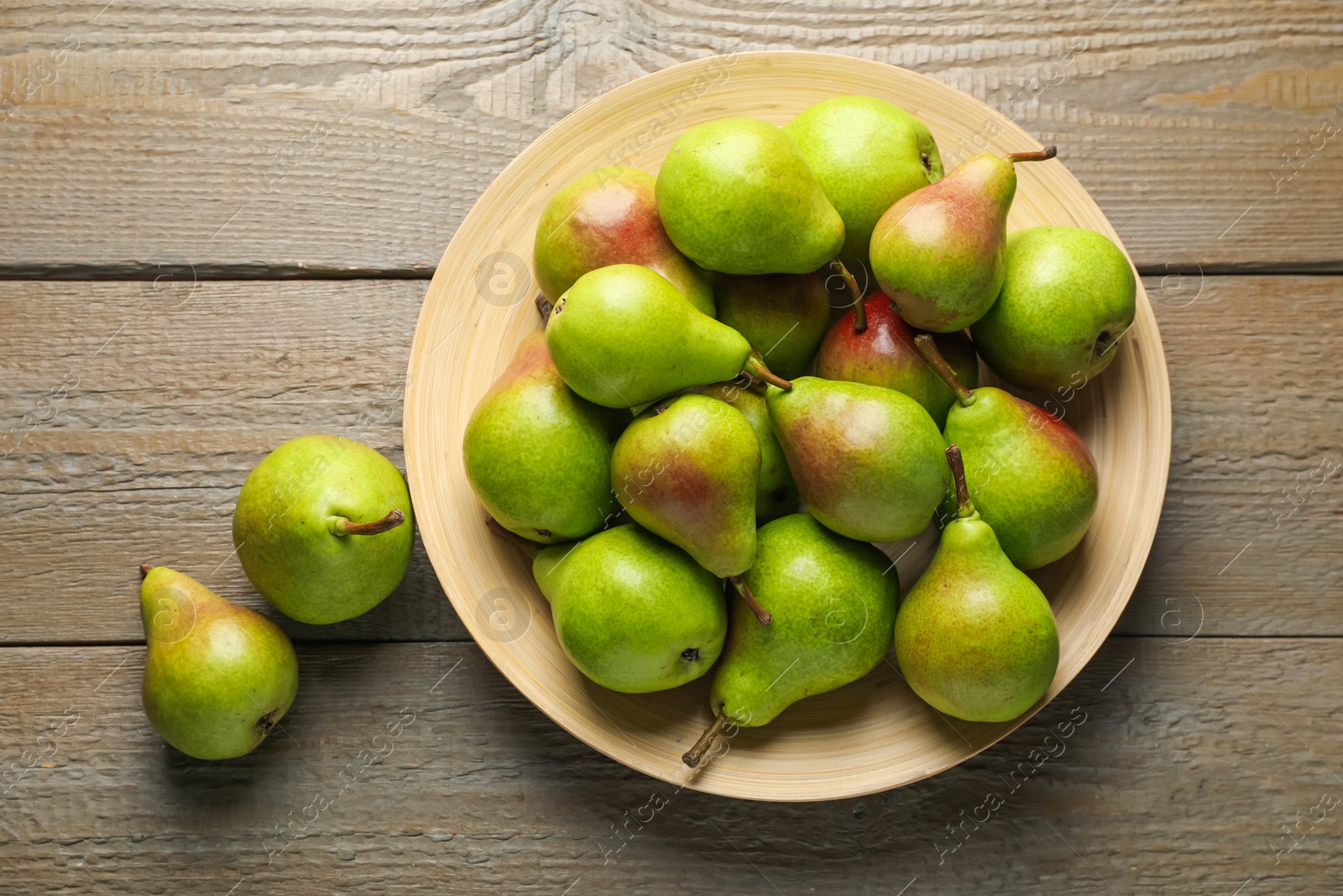 Photo of Fresh ripe pears on wooden table, flat lay