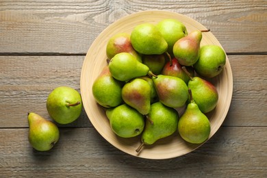 Photo of Fresh ripe pears on wooden table, flat lay