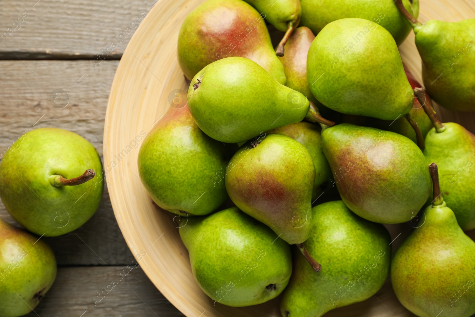 Fresh ripe pears on wooden table, flat lay Photo of Fresh ripe pears on wooden table, flat lay