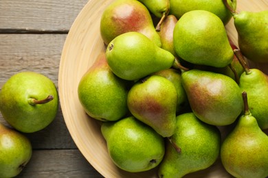 Photo of Fresh ripe pears on wooden table, flat lay