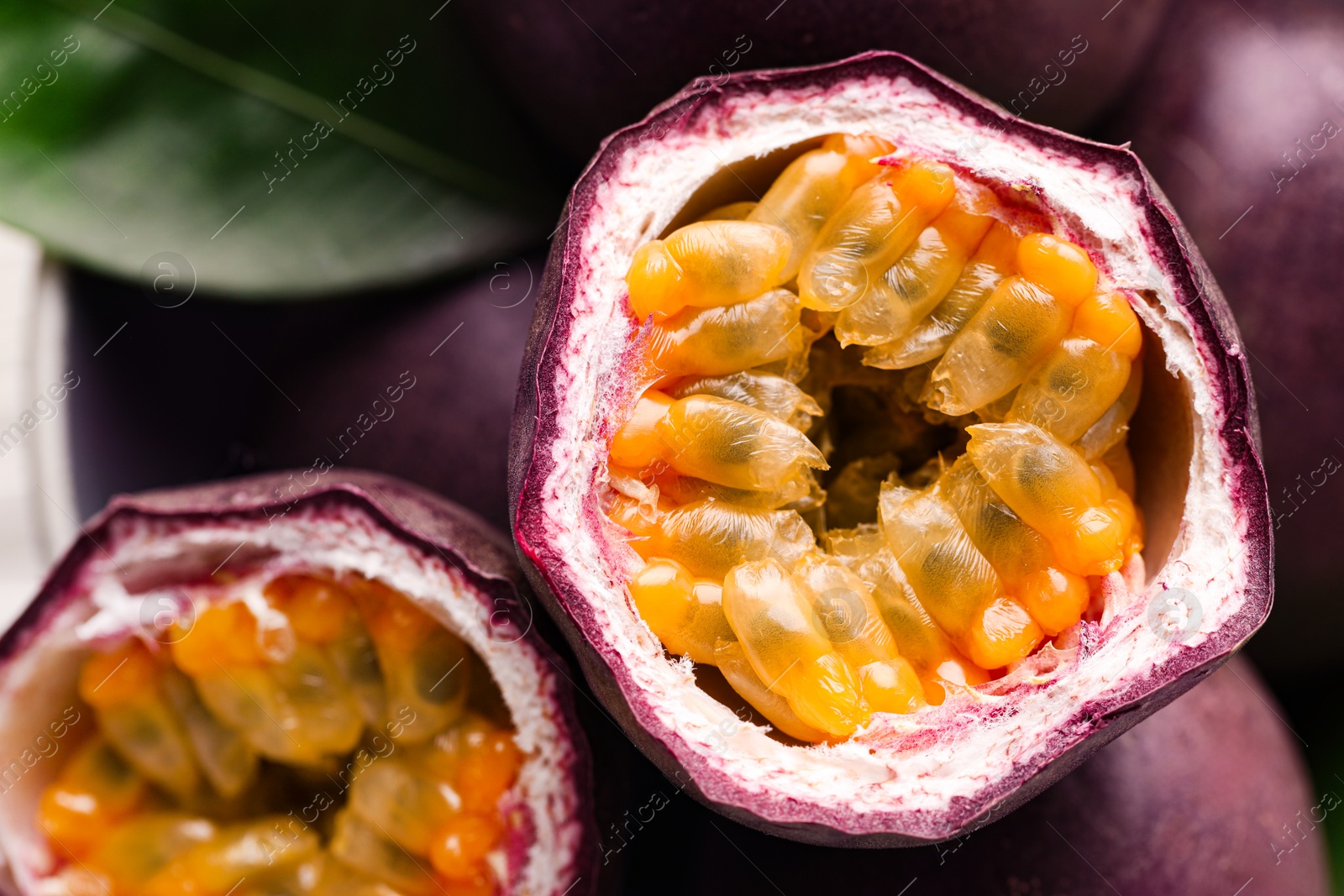 Fresh passion fruits and green leaf in bowl, top view Photo of Fresh passion fruits and green leaf in bowl, top view