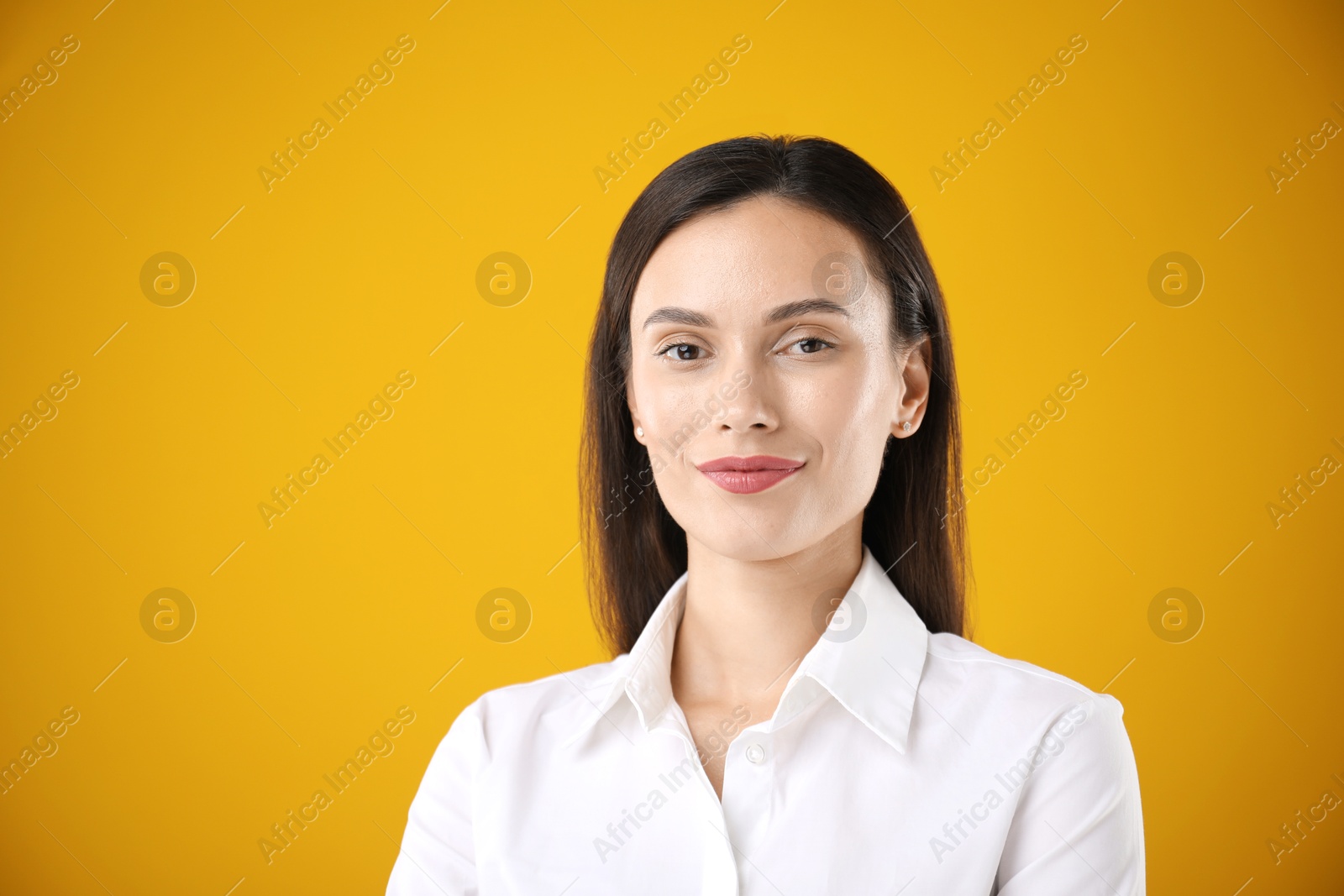 Photo of Portrait of confident businesswoman on yellow background