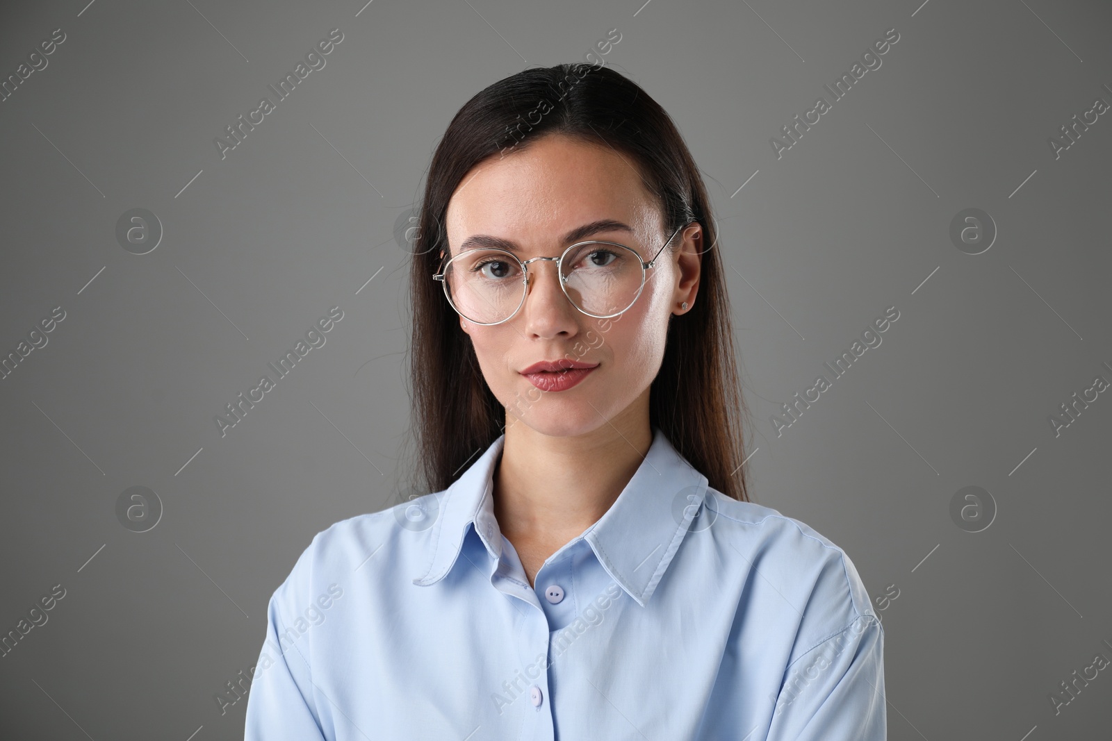 Photo of Portrait of confident businesswoman on grey background