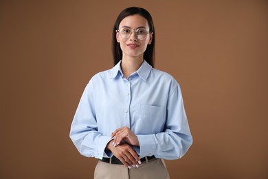 Photo of Portrait of confident businesswoman on brown background