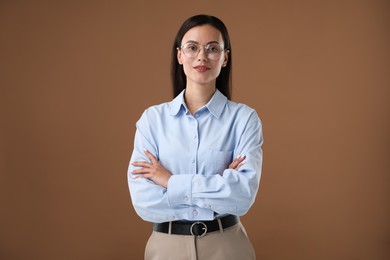 Photo of Portrait of confident businesswoman on brown background