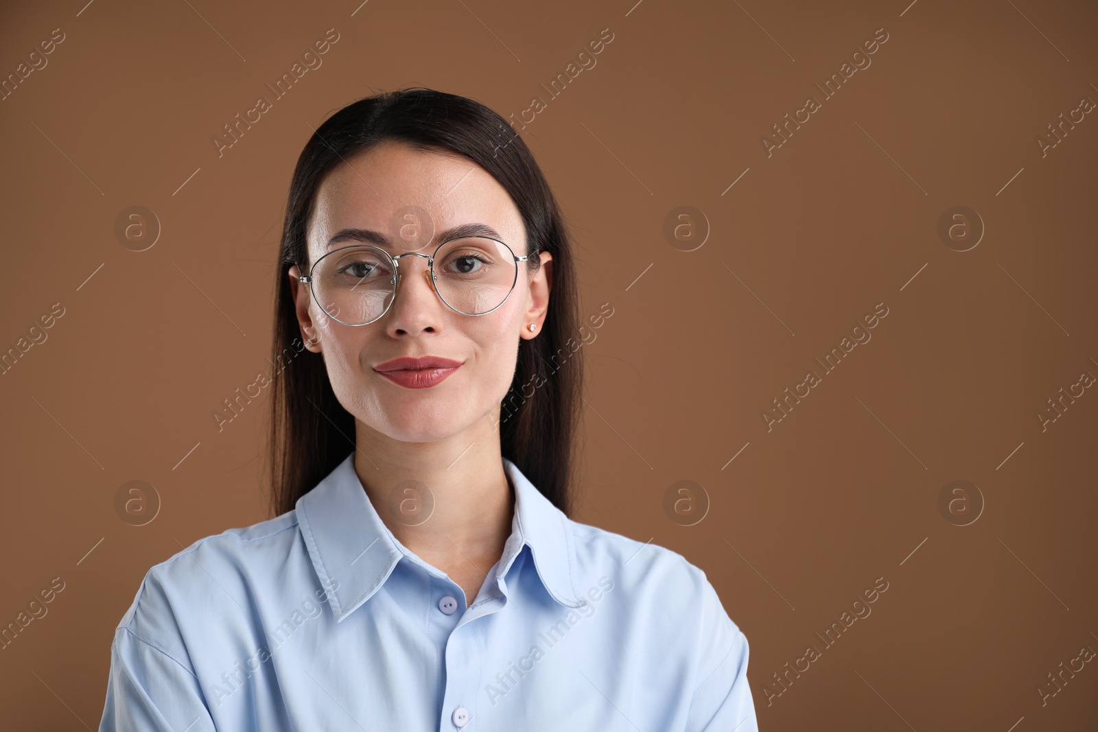 Photo of Portrait of confident businesswoman on brown background. Space for text