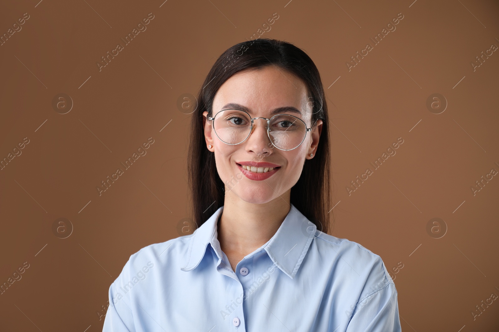 Photo of Portrait of confident businesswoman on brown background