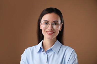Photo of Portrait of confident businesswoman on brown background