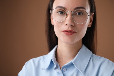 Photo of Portrait of confident businesswoman on brown background